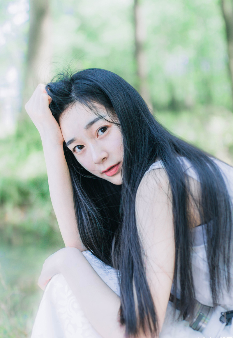 春蚕到死丝方尽，人至期颐亦不休。努力奋斗的励志名言。一息尚存须努力，留作青年好范畴。——吴玉章
